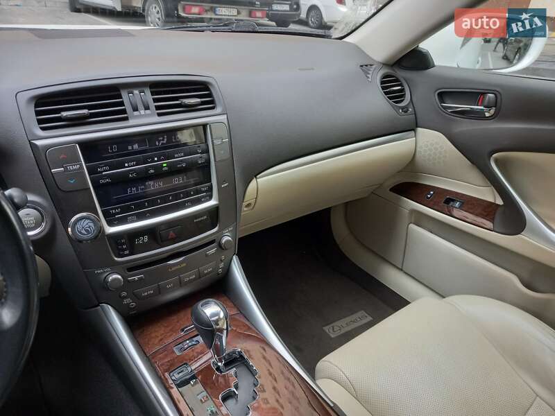 Седан Lexus IS 2013 в Хмельницком