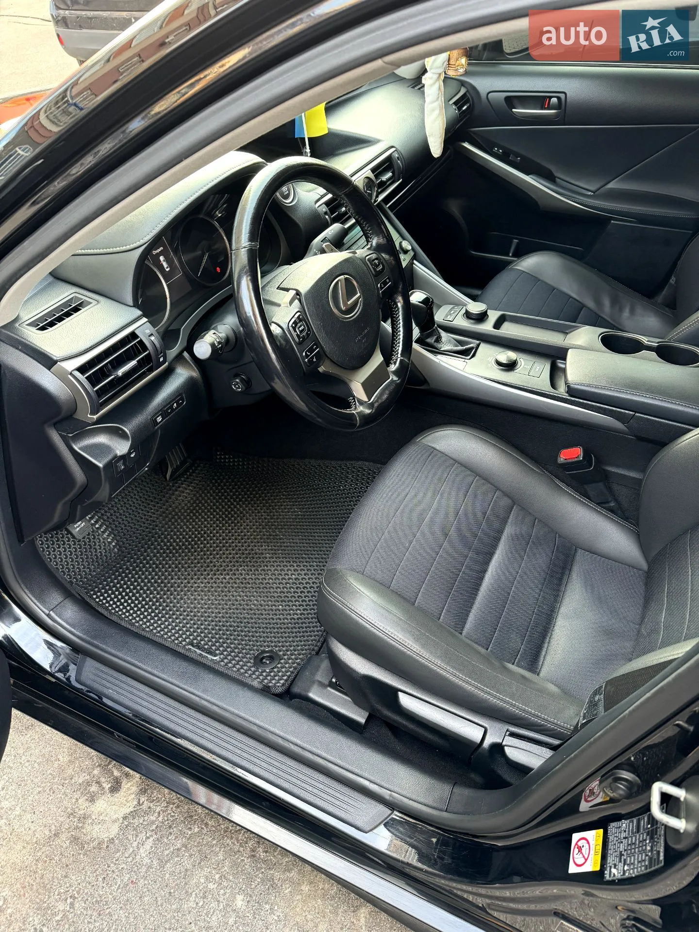 2017 Lexus IS - мініатюра 10