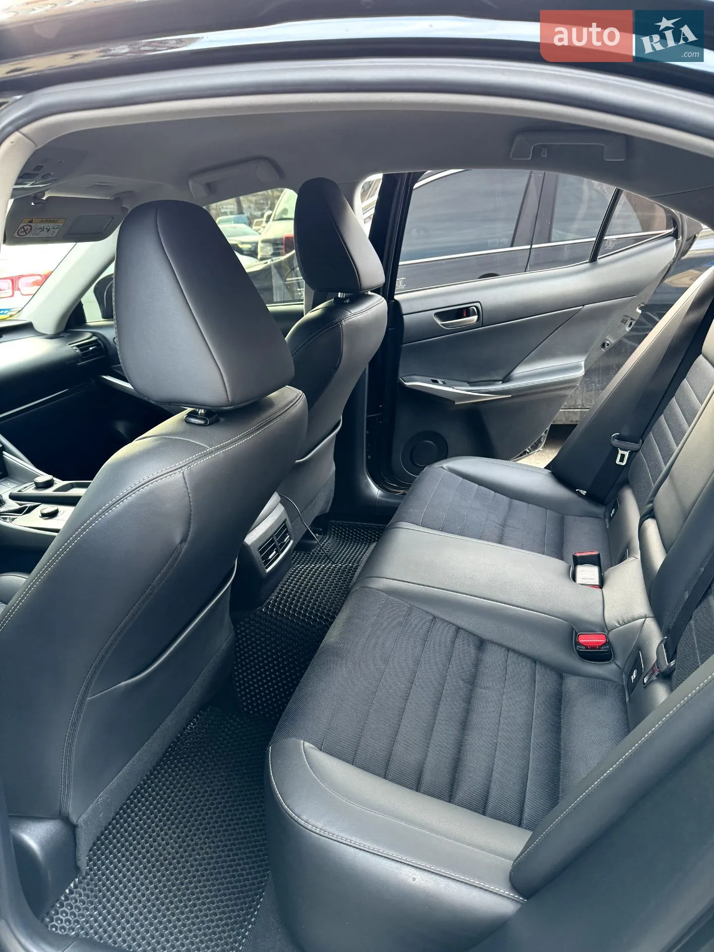2017 Lexus IS - мініатюра 15