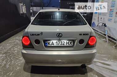 Седан Lexus IS 2000 в 
