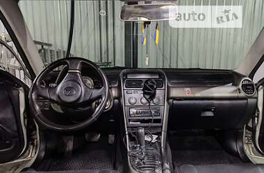 Седан Lexus IS 2000 в 