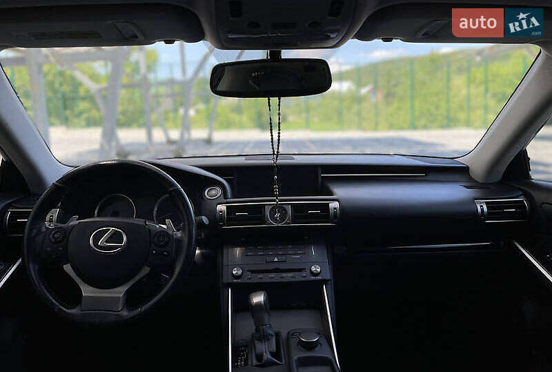 Седан Lexus IS 2015 в Ивано-Франковске