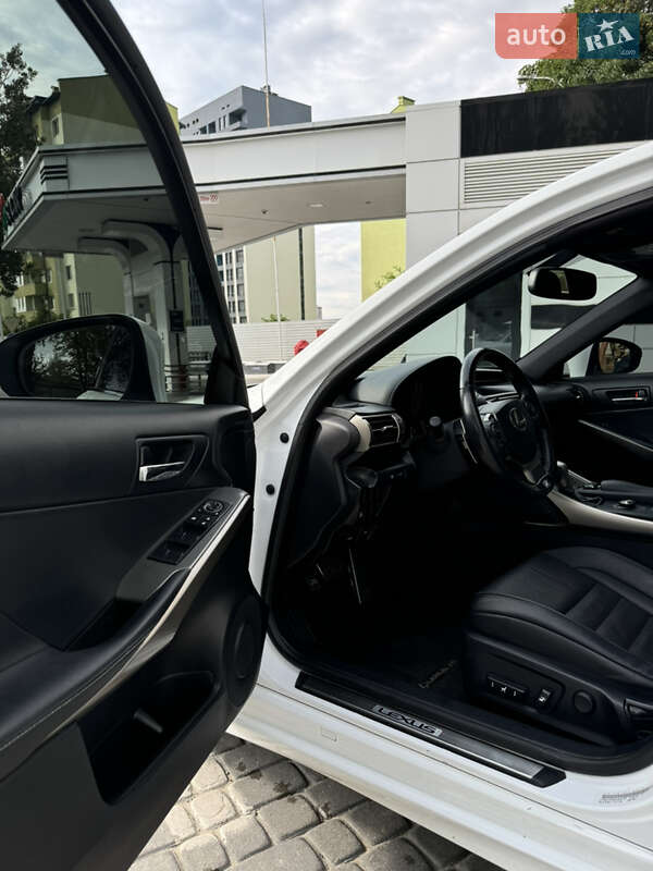 Седан Lexus IS 2016 в Львове