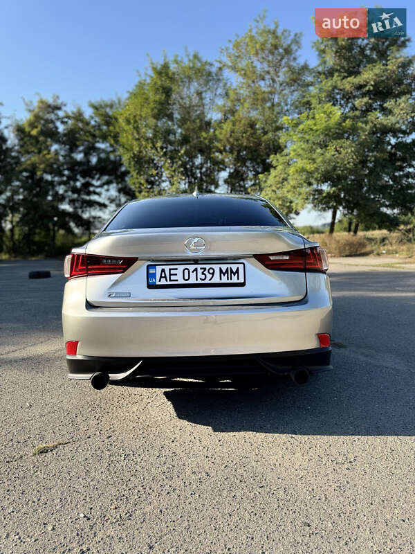 Седан Lexus IS 2015 в Лубнах