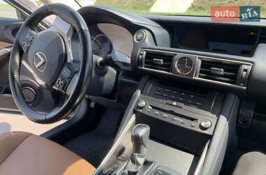 Седан Lexus IS 2018 в 