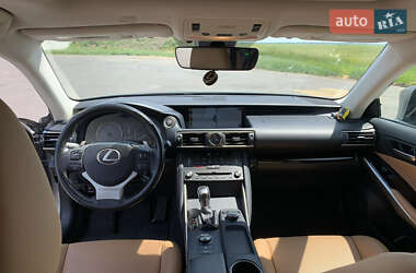 Седан Lexus IS 2018 в 