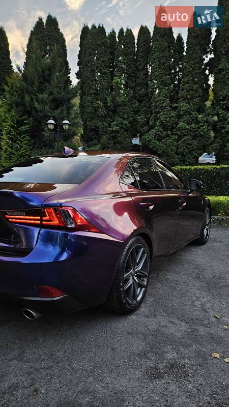 Седан Lexus IS 2016 в Тернополі