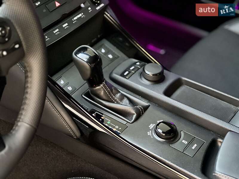 Седан Lexus IS 2015 в Дніпрі