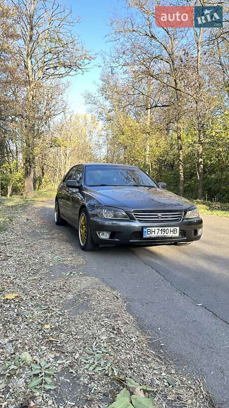 Седан Lexus IS 2000 в 