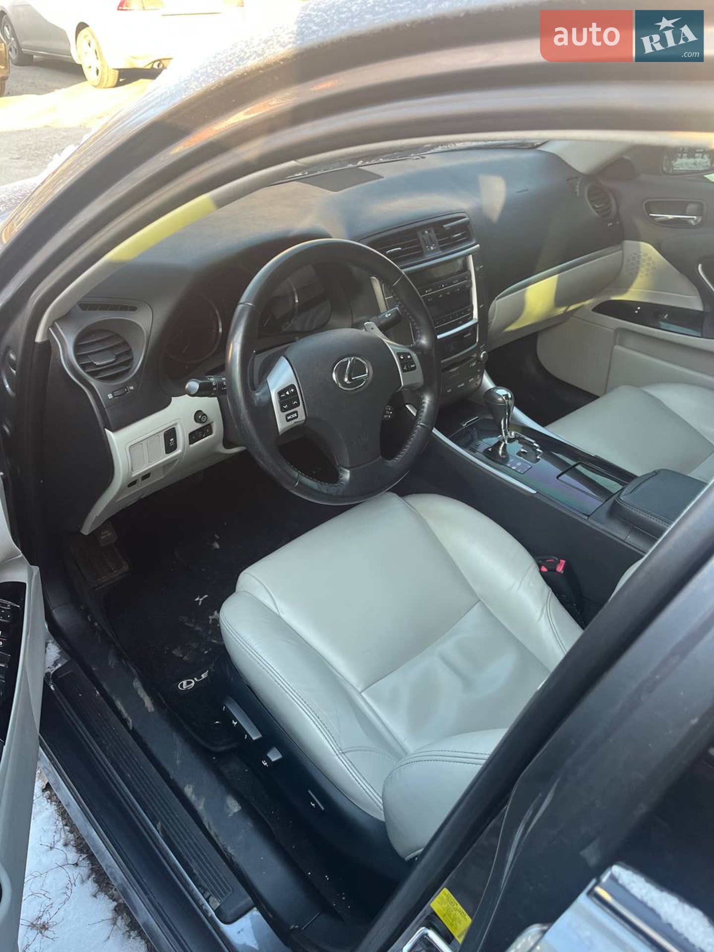 2011 Lexus IS - мініатюра 2