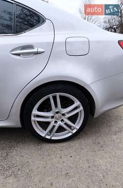 Седан Lexus IS 2005 в Перечині