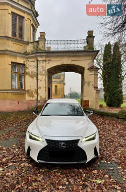 Седан Lexus IS 2022 в 