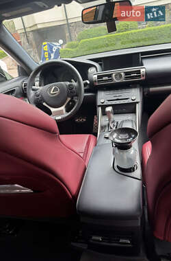 Седан Lexus IS 2015 в 