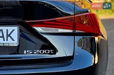 Седан Lexus IS 2017 в 
