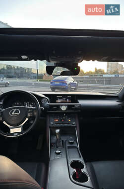 Седан Lexus IS 2019 в 