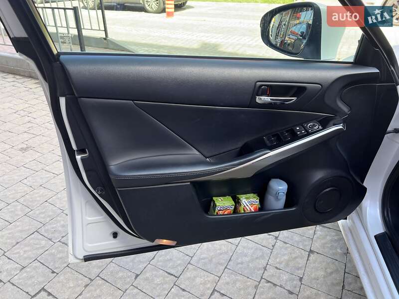 Седан Lexus IS 2013 в Львове