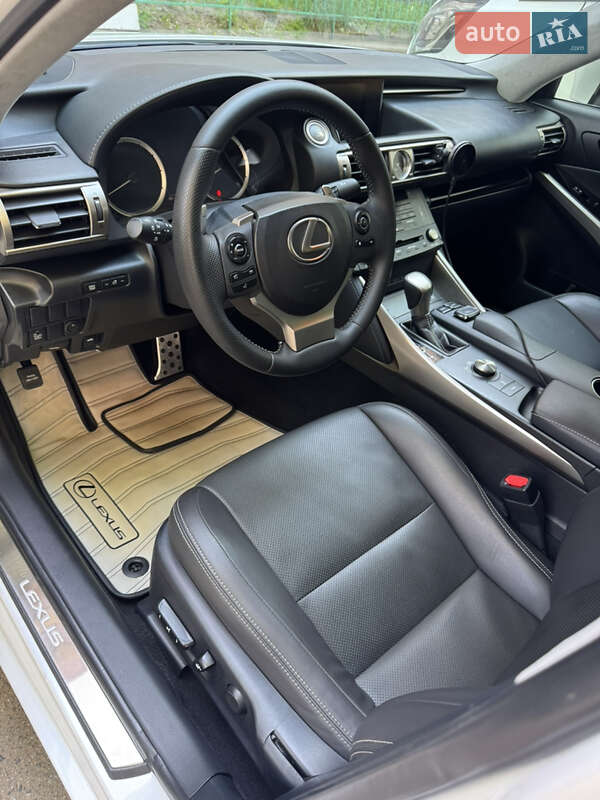 Седан Lexus IS 2016 в Дніпрі
