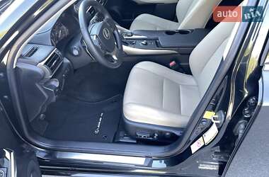 Седан Lexus IS 2017 в 