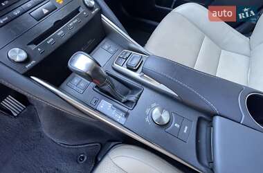 Седан Lexus IS 2017 в 