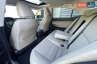 Седан Lexus IS 2017 в 