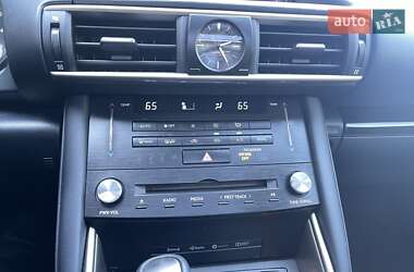 Седан Lexus IS 2017 в 