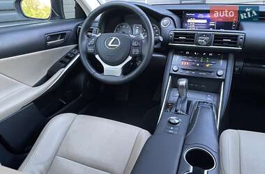 Седан Lexus IS 2017 в 