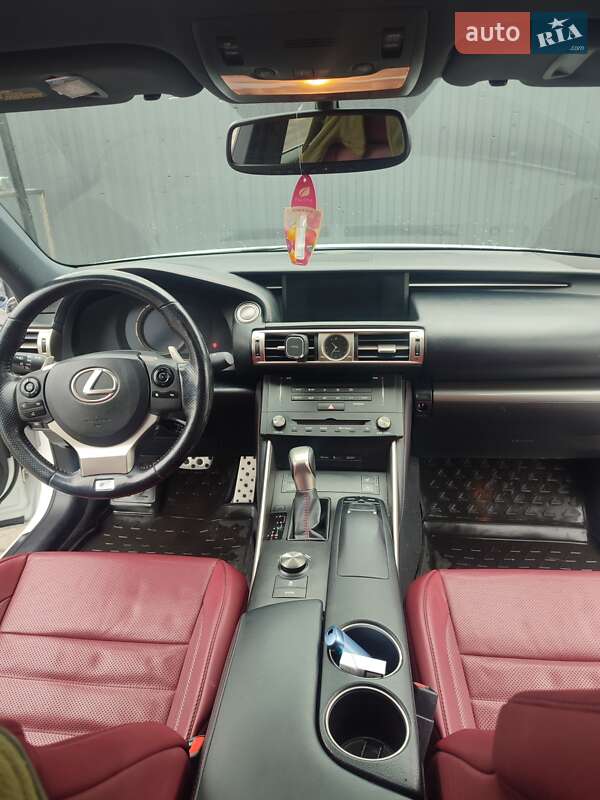 Седан Lexus IS 2016 в Ужгороде