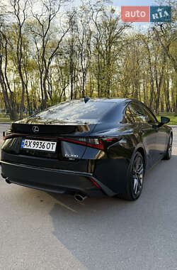 Седан Lexus IS 2021 в 
