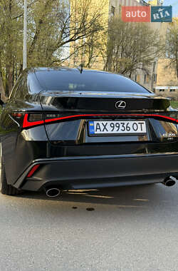 Седан Lexus IS 2021 в 