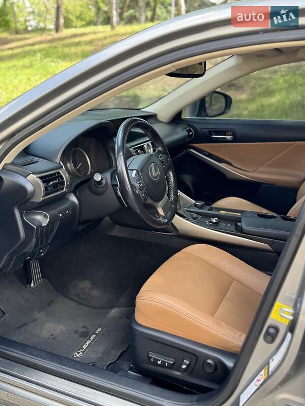 Седан Lexus IS 2015 в Краматорске
