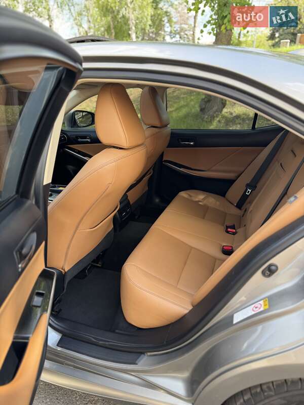 Седан Lexus IS 2015 в Краматорске