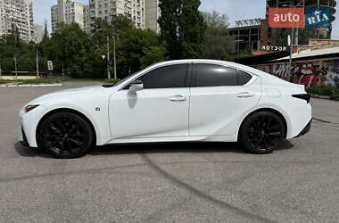 Седан Lexus IS 2021 в 
