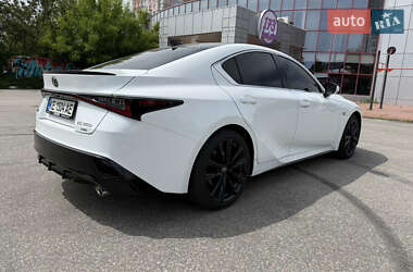 Седан Lexus IS 2021 в 