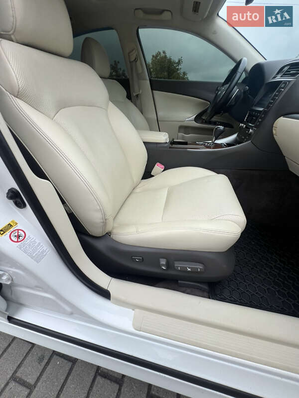 Седан Lexus IS 2012 в Дубно