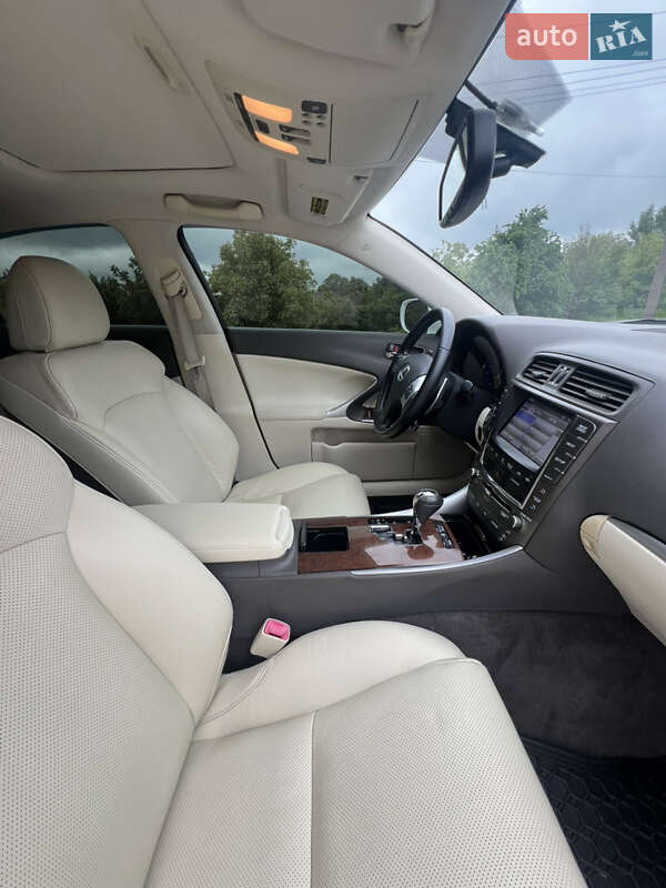 Седан Lexus IS 2012 в Дубно
