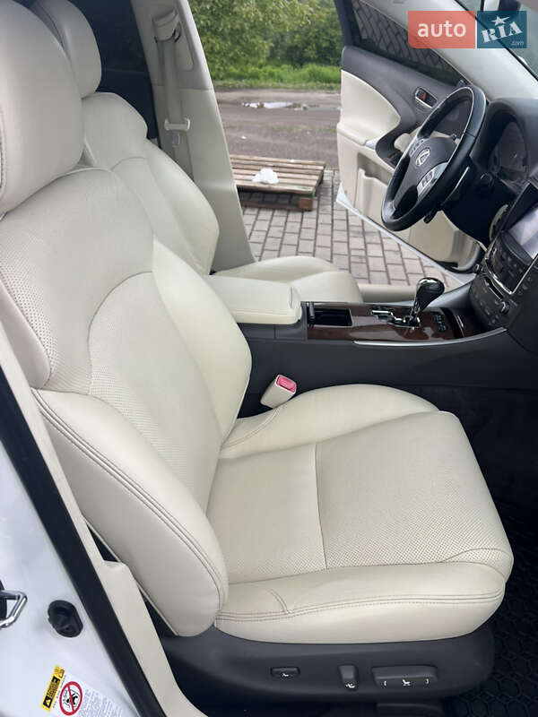 Седан Lexus IS 2012 в Дубно