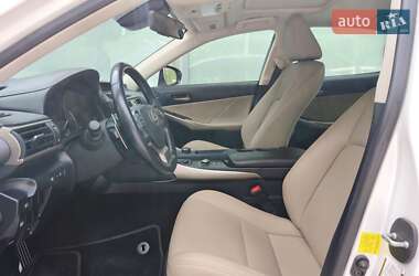 Седан Lexus IS 2017 в 