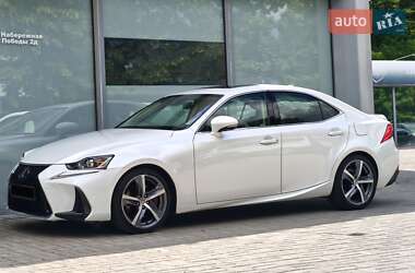Седан Lexus IS 2017 в 