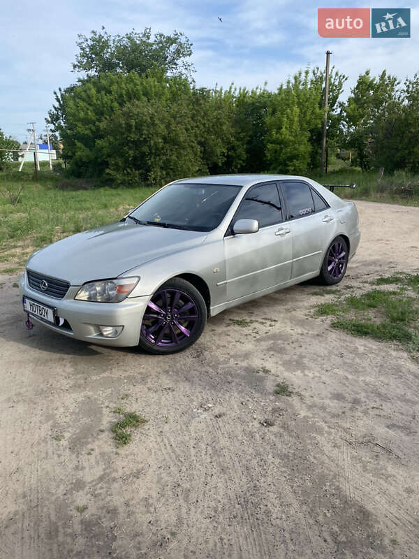 Седан Lexus IS 1999 в 