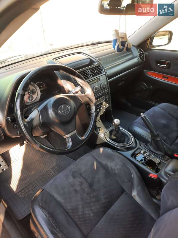 Седан Lexus IS 1999 в Краснограде