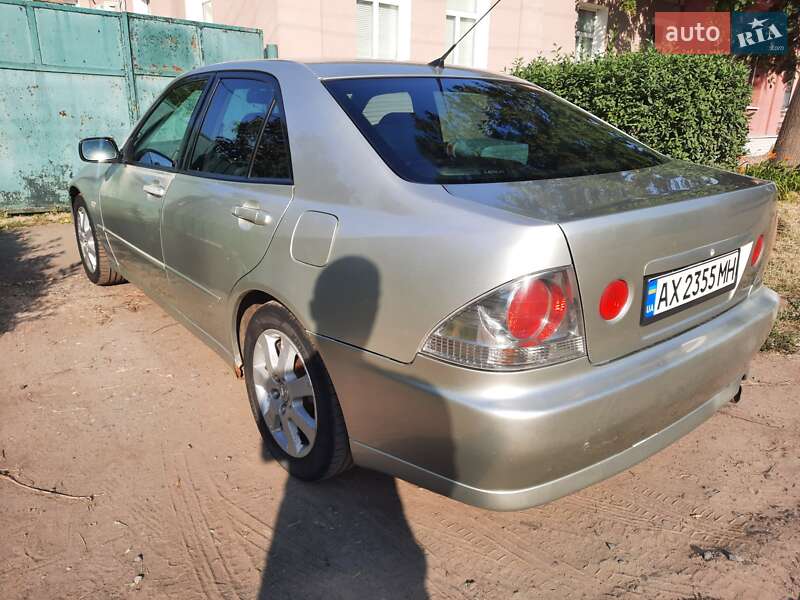 Седан Lexus IS 1999 в Краснограде