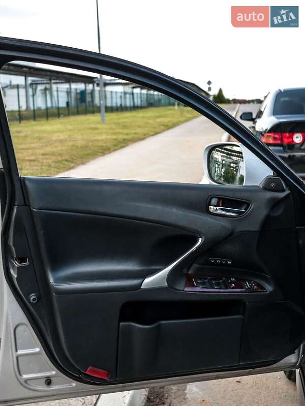 Седан Lexus IS 2005 в Коростене