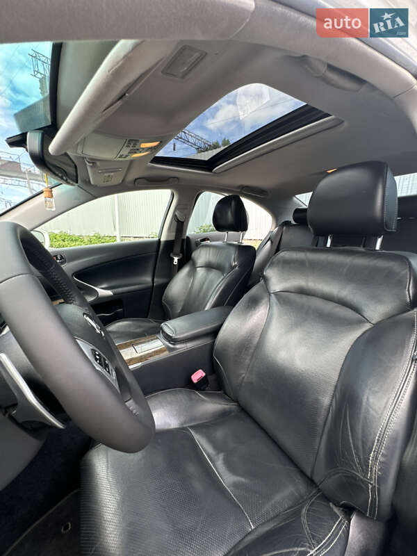 Седан Lexus IS 2010 в Сваляве