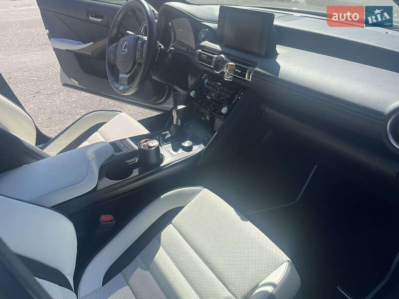 Седан Lexus IS 2022 в Киеве