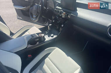Седан Lexus IS 2022 в 