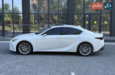 Седан Lexus IS 2024 в 