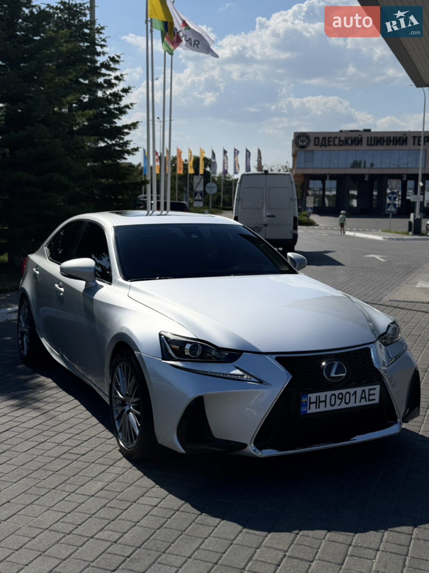 2017 Lexus IS - мініатюра 2
