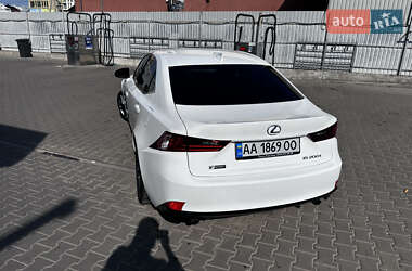 Седан Lexus IS 2015 в 