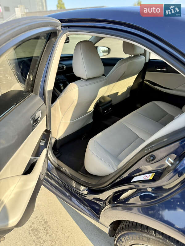 Седан Lexus IS 2013 в Киеве
