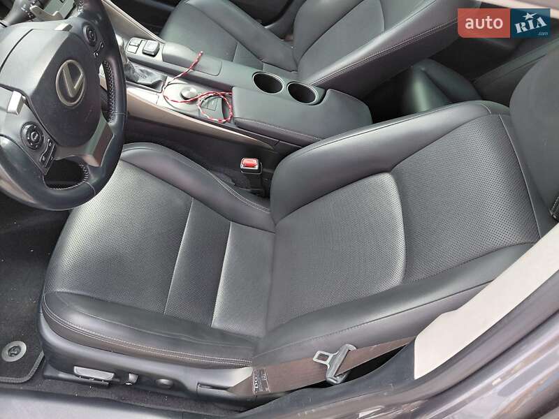 Седан Lexus IS 2014 в Буче